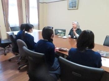 講師が受講者と対面形式で意見交換を行っている様子。