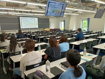 オンラインで講義を受けている東洋大学福祉社会デザイン学部社会福祉学科の学生さんの様子