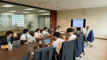 JICA竹橋本部において、東北大学公共政策大学院の公共政策ワークショップIプロジェクトCに参加する学生さんの様子