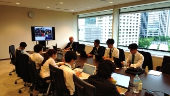 国際協力局政策課の青木瞬主査より「開発協力大綱および今年度政府予算案の概要」について、また国際協力局NGO協力推進室の岩上憲三室長より「市民社会（NGO）との連帯・連携の重要性」について講義が行われている様子