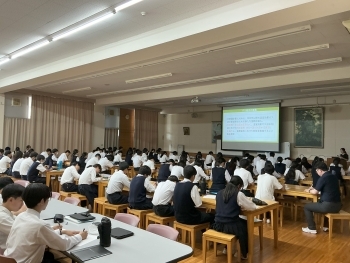 群馬県立中央中等教育学校において、「気候変動」をテーマにした講義に参加する中学3年生のみなさんの様子