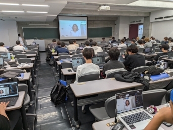 オンラインで行われたODA出前講座を受けている北海道科学大学の学生さんたちの様子