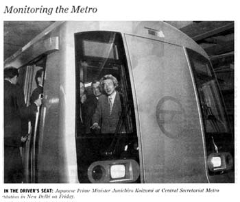 運転席で：ニューデリーの中央セクレタリアト・メトロ駅における小泉首相、2005年4月30日付「ヒンドゥー」紙3面（提供：ヒンドゥー社）