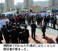 花田在モンゴル大使（左から2番目）、バカバンディ大統領（右から2番目）らによるテープカット（4月7日、引渡式にて）