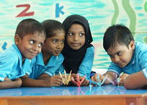 （写真1）折り鶴に挑戦するラーム環礁フォナドゥ島の子どもたち