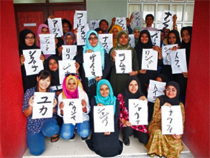 （写真9）首都マレのモルディブ国立大学日本語クラスの書道教室の様子