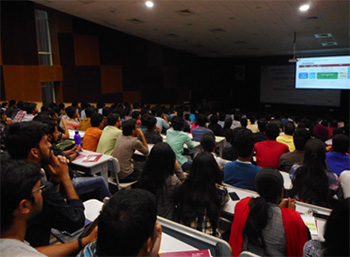 （写真2）事業内容や大学の研究環境等について真剣に聞き入るインド人学生たち。