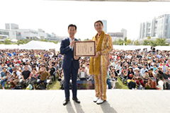 （写真5）会場の皆さんと記念撮影！（左：岡本外務大臣政務官，右：ピコ太郎さん）