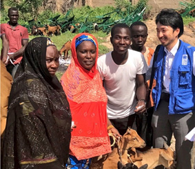 （写真3）UNDPナイジェリア事務所から，一世帯あたり3頭の山羊の供与を受ける国内避難民【写真提供：UNDP】