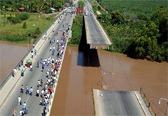 （写真3）日本が建設したデモクラシア橋（左）と2009年の地震で落橋した旧橋（右）の写真
