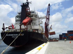 （写真10）埠頭完成後に最初に寄港した貨物船【写真提供：The Vanuatu Independent】