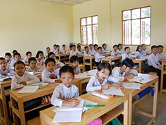 （写真15）新校舎の明るい教室で学習する児童たち