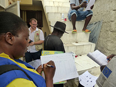 （写真10）コレラ感染拡大防止のため，住民への聞き取り調査をする様子