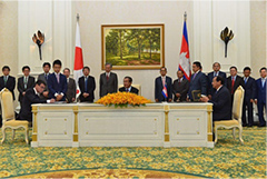 （写真8）河野外務大臣とカンボジア外務大臣による署名式の様子