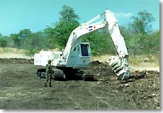 見返り資金援助によって調達された除去機。1日に約50~60個の地雷を破壊することができる。従来の人間の手による方法は危険を伴うだけでなく、一部隊あたり1日に5~6個の地雷しか破壊できなかった。