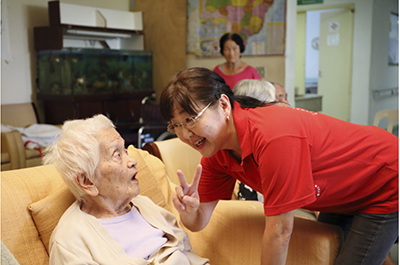養護老人施設での活動の様子(ブラジル) の写真