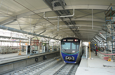 ジャカルタ都市高速鉄道事業における、建設中の駅舎と車両の写真