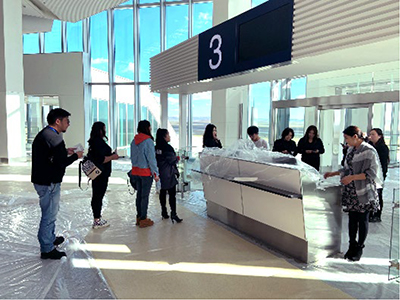 新ウランバートル国際空港運営事業として行われた、自動チェックインの訓練実施中の写真。
