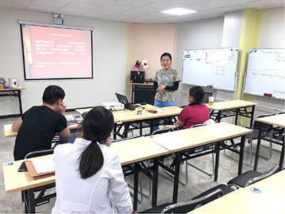 オルホン県地域診断治療センター(RDTC)の研修医主体で勉強会を実施している様子の写真。
