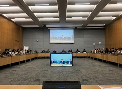 パリのOECD本部で開催されるEvalNet定例会合の様子の写真。