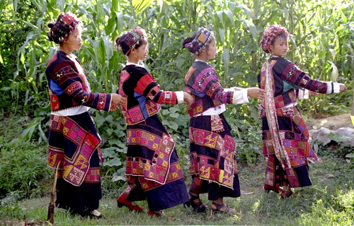 ロロ族の民族舞踊の写真