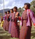民族衣装キラを着た女たちの踊りの写真