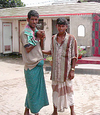 ルンギを着た男性の写真