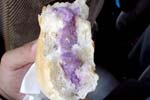 パンにはさんだアイスクリームの写真