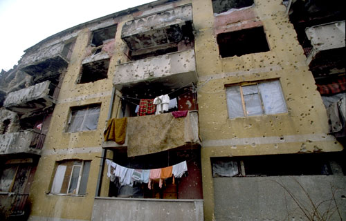 砲撃を受けた建物の写真