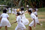 サッカーボールで遊んでいる女生徒の写真