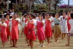 小学校での民族舞踊の練習中の写真
