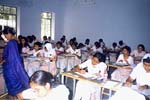 バングラデシュの女子校の授業の写真