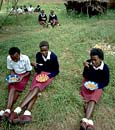 モゾコイを食べている子どもたちの写真