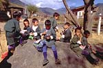 ティンプーの小学校のお弁当を食べる子どもたちの写真