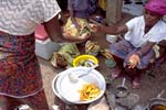フライドポテトを売る女性の写真
