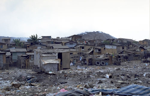 ゴミの山の周りに住む人々の写真