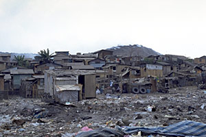 ゴミの山の周りに住む人々の写真