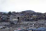 ゴミの山の周りに住む人々の写真