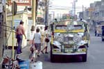 朝の通勤時間のマニラ市内の写真
