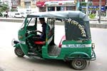 ベビーという三輪の小型タクシーの写真