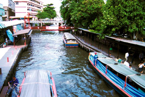 タイの運河を利用した船の写真