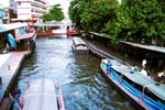 タイの運河を利用した船の写真