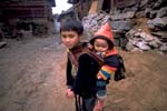 子守りをする笛族の少年の写真