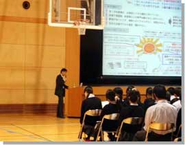 講演中の会場の写真