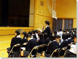 講演を聞く学生の写真