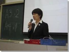 講演中の講師の写真