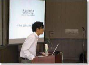 （写真）講義中の講師