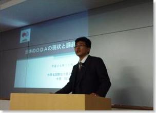 （写真）講義中の講師