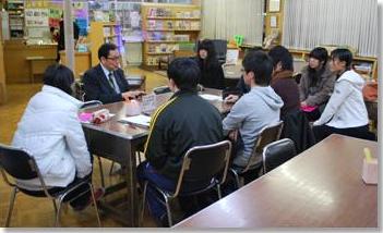 （写真）講義後の懇談会
