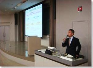 （写真）講義中の講師